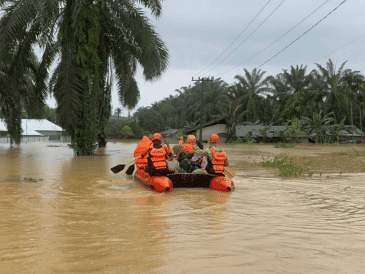 Los tres países han activado amplios operativos de emergencia con apoyo militar y civil, mientras aumenta la llegada de ayuda internacional para reforzar las labores de rescate. EFE/EPA/Basarnas