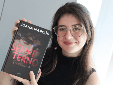 Joana Marcús, como mujer joven en el mundo literario, sabe que su presencia abre caminos para otras. EL INFORMADOR / A. Navarro