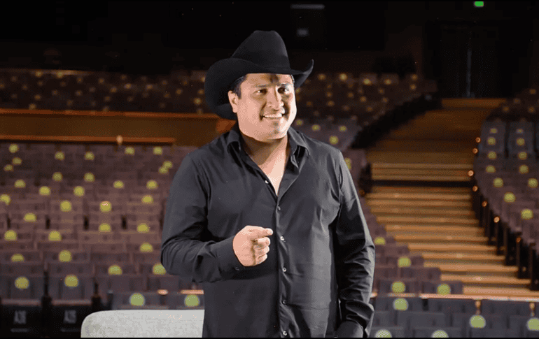 Reacción de Julión Álvarez tras lanzarle celulares al escenario. EFE / ARCHIVO