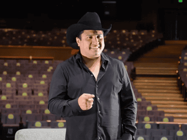 Reacción de Julión Álvarez tras lanzarle celulares al escenario. EFE / ARCHIVO