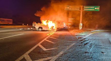 La Coordinación de Protección Civil Estatal Clima cerró uno de los carriles en sentido Colima a Guadalajara para realizar las maniobras de atención del incidente. ESPECIAL / FACEBOOK Protección Civil Estatal Colima