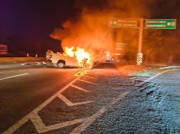 La Coordinación de Protección Civil Estatal Clima cerró uno de los carriles en sentido Colima a Guadalajara para realizar las maniobras de atención del incidente. ESPECIAL / FACEBOOK Protección Civil Estatal Colima