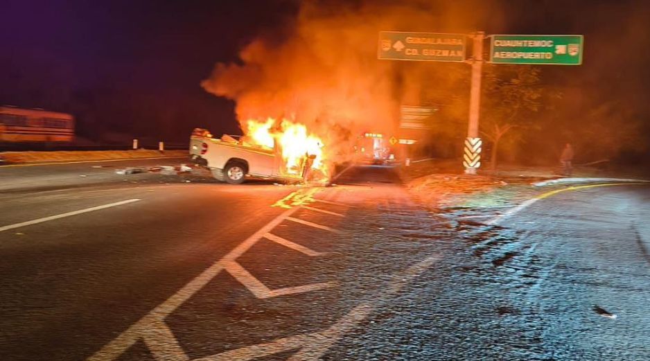 La Coordinación de Protección Civil Estatal Clima cerró uno de los carriles en sentido Colima a Guadalajara para realizar las maniobras de atención del incidente. ESPECIAL / FACEBOOK Protección Civil Estatal Colima