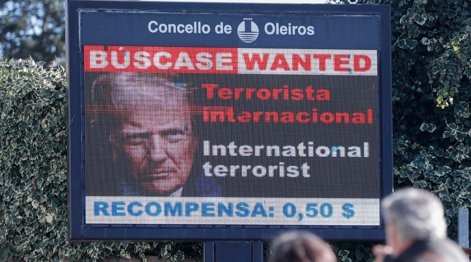 El Ayuntamiento de Oleiros ha colocado en el pueblo un anuncio en el qe solicita la captura de Donald Trump. EFE / Cabalar