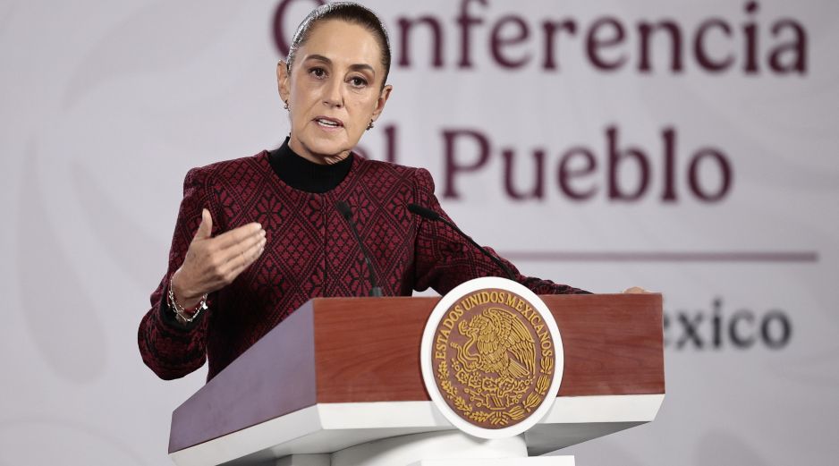 Sheinbaum negó vínculos entre remesas y lavado de dinero, subrayando que se indagarán anomalías sin señalar a migrantes. EFE/J. Méndez