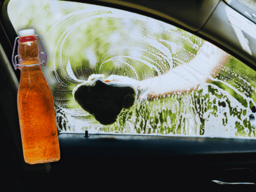 El vinagre de manzana puede servir para quitar olores al interior de un auto. ESPECIAL / CANVA