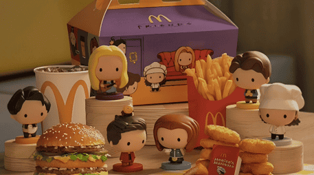 Los personajes llegan con detalles icónicos de la serie, convirtiendo la nueva colección en un homenaje nostálgico para los seguidores de Friends. INSTAGRAM/@mcdonaldsmx/ESPECIAL
