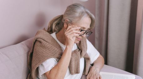 La transición hacia un cabello con canas puede ser estética si se aplican técnicas adecuadas que suavicen contrastes y aporten brillo natural. PIXABAY