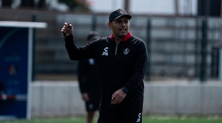 Juan Pablo Alfaro Guzmán asume el reto de dirigir a las Rojinegras como sucesor de Roberto Medina. CORTESÍA.