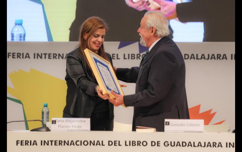 La rectora general de la UdeG, Karla Planter, fue la encargada de entregar la medalla y el reconocimiento. EL INFORMADOR/A.NAVARRO