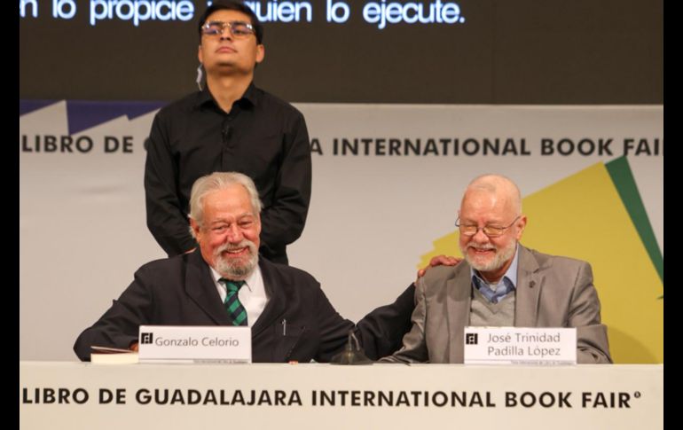 La rectora general de la UdeG, Karla Planter, fue la encargada de entregar la medalla y el reconocimiento. EL INFORMADOR/A.NAVARRO