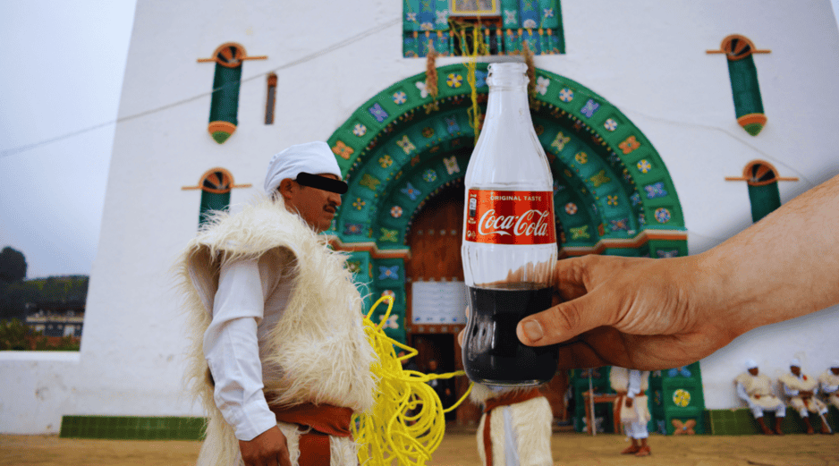 A finalizar los años 70 del siglo pasado, las comunidades de Los Altos de Chiapas incorporaron el refresco de Cola en su vida cotidiana. AFP / ARCHIVO