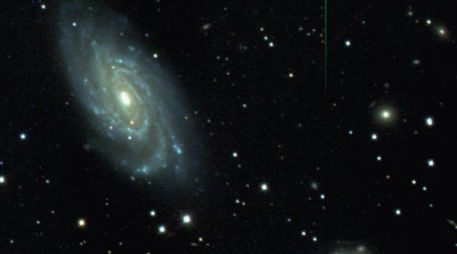 La gran galaxia brillante, llamada NGC 6070, se encuentra en la constelación de la Serpiente. Se aleja de la Tierra a una velocidad de unos 2000 kilómetros por segundo. CLASSIC.SDSS.ORG / ARCHIVO