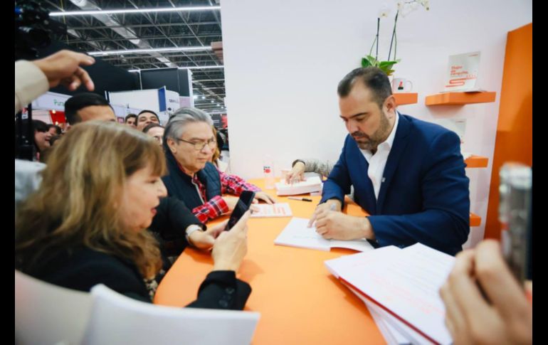 El alcalde de Tlajomulco, Quirino Velázquez, presentó una obra que aborda el modelo de cercanía y corresponsabilidad que ha impulsado su administración. ESPECIAL