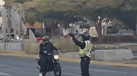 Tras el impacto registrado esta madrugada en López Mateos y Avenida México, el semáforo quedó fuera de funcionamiento. ESPECIAL / POLICÍA VIAL JALISCO