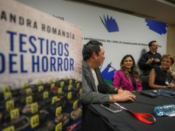 Sandra Romandía (rosa) durante la presentación de “Testigos del horror” en la FIL 2025. EL INFORMADOR / A. Navarro