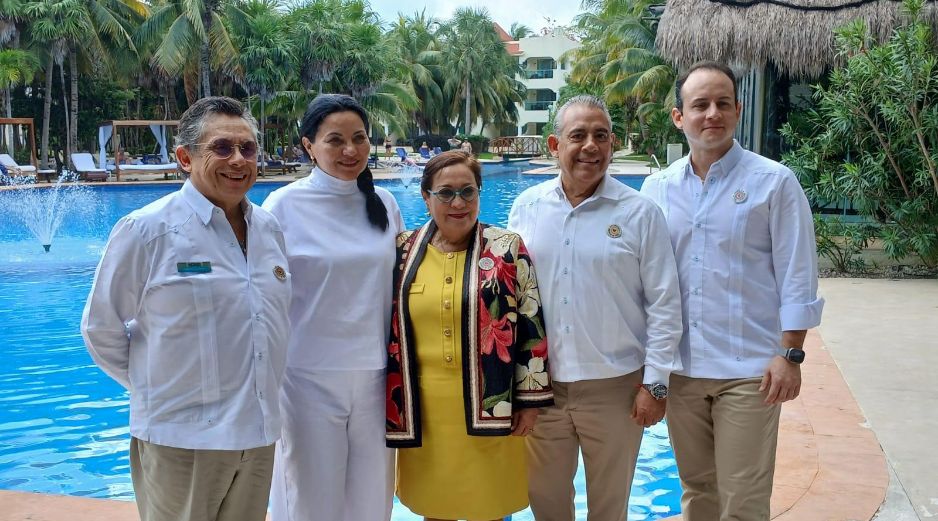Integrantes del Consejo de Grupo Lomas, con Samantha Frachey y Dolores López Lira al Centro. EL INFORMADOR / F. GONZÁLEZ