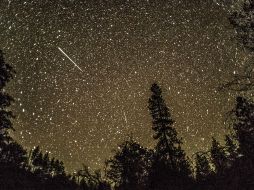 Para vivir la experiencia plenamente, se recomienda observar desde lugares abiertos y alejados de la ciudad, bajo un cielo lo más despejado posible. CANVA