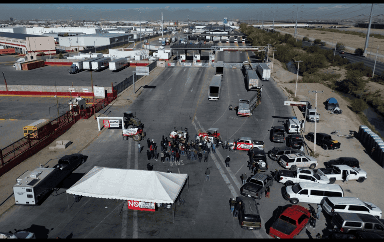 Agricultores bloquean el Puente Internacional Zaragoza durante una protesta en contra de la nueva Ley de Aguas Nacionales este miercoles, en Ciudad Juárez, Chihuahua. EFE/ L. TORRES