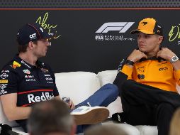 Max Verstappen(Red Bull) y Lando Norris (McLaren) durante una conferencia de prensa previa al GRan Premio de Abu Dhabi. EFE/A. Haider