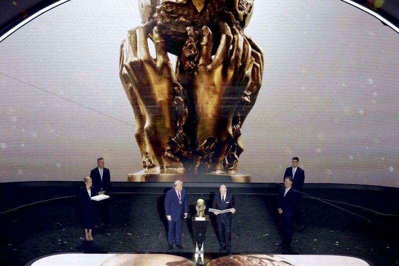 El Premio FIFA de la Paz fue entregado a Trump por sus acciones consideradas excepcionales en pro de la paz internacional.  EFE/S. Hew