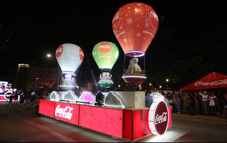 La Caravana Coca-Cola deslumbra con sus luces, música y personajes que transforman cada calle en un escenario lleno de magia navideña. EL INFORMADOR/ARCHIVO