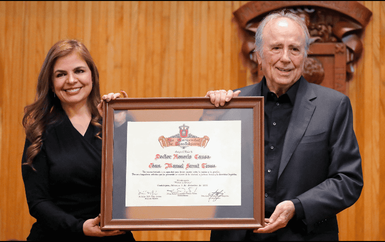 La rectora de la Universidad de Guadalajara Karla Planter entrega al cantautor español Joan Manuel Serrat el reconocimiento doctor 'honoris causa'.  EFE/ Francisco Guasco