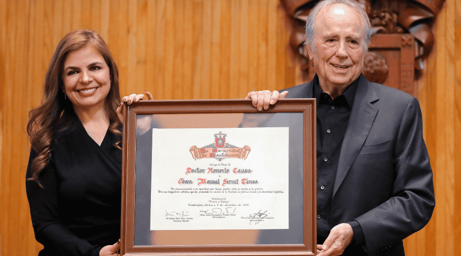 La rectora de la Universidad de Guadalajara Karla Planter entrega al cantautor español Joan Manuel Serrat el reconocimiento doctor 'honoris causa'.  EFE/ Francisco Guasco