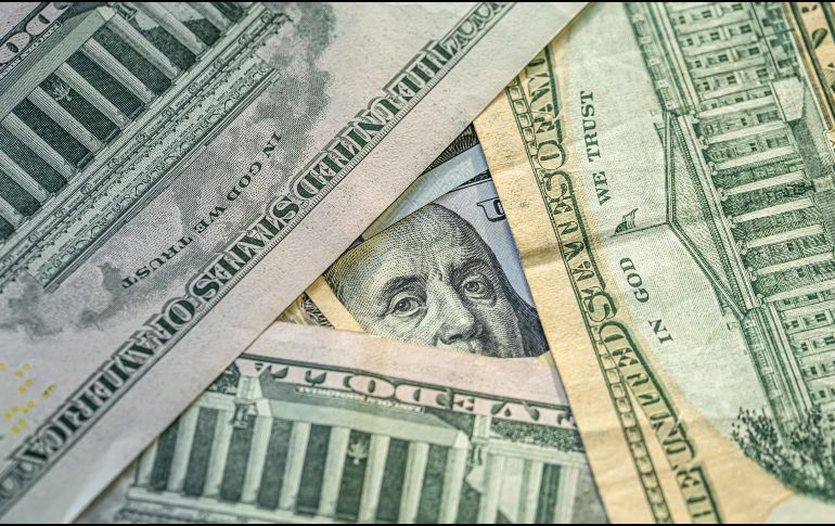 En el balance semanal, el dólar estadounidense acumuló una baja de 0.68%, y en el comparativo anual aún refleja una depreciación de 12.79%. FREEPIK