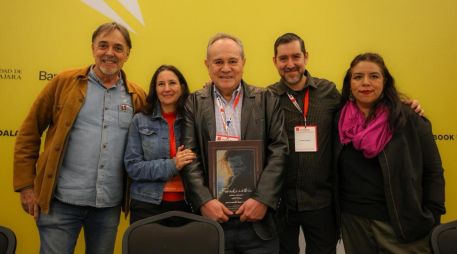 A lo largo de sus 350 páginas, el libro recorre el trabajo del equipo que acompañó a Del Toro durante la creación de Frankenstein. EL INFORMADOR/A.NAVARRO