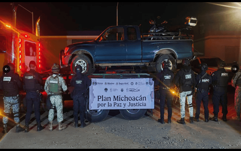 los agentes les incautaron ocho armas de fuego, 438 cartuchos, cinco kilogramos de marihuana y diversas dosis de metanfetamina, así como cinco vehículos. X / @GabSeguridadMX 