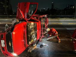 El conductor involucrado en el incidente no contaba con lesiones de gravedad. ESPECIAL / FACEBOOK Protección Civil y Bomberos Zapopan