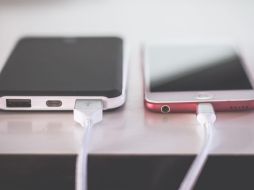 El uso continuo de apps como Netflix, TikTok o Spotify puede disminuir la vida útil de la batería debido a su alto consumo de recursos. CANVA