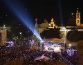 Encienden luces navideñas en la plaza del Ayuntamiento de Belén, frente a la Basílica de la NatividadEFE/ATEF SAFADI