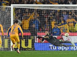 Nahuel Guzmán fue la figura del juego al detenr un penalti ejecutado por Gabriel Fernández. EFE/M. Sierra