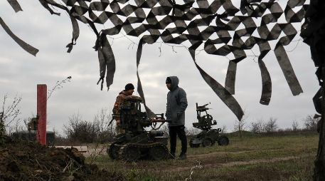 Ante los problemas de energía, el Ejército ucraniano, ha acelerado la construcción de drones e incluso robots para intervenir en batalla. EFE/Servicio de Prensa de la 65 Brigada Mecanizada