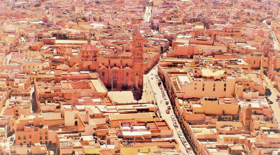 Las calles de Zacatecas se llenan de brillo decembrino: cantera rosa, tradiciones vivas y un ambiente festivo que envuelve al Centro Histórico. CORTESÍA