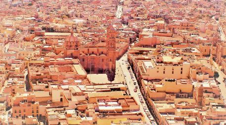 Las calles de Zacatecas se llenan de brillo decembrino: cantera rosa, tradiciones vivas y un ambiente festivo que envuelve al Centro Histórico. CORTESÍA