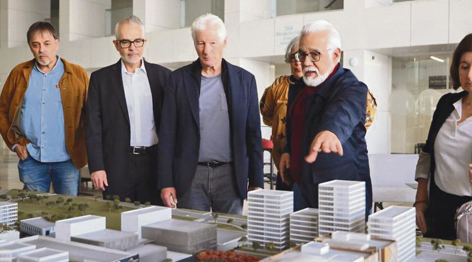 Richard Gere escucha la presentación del proyecto del Museo de Ciencias Ambientales, donde se expusieron investigaciones sobre biodiversidad. CORTESÍA