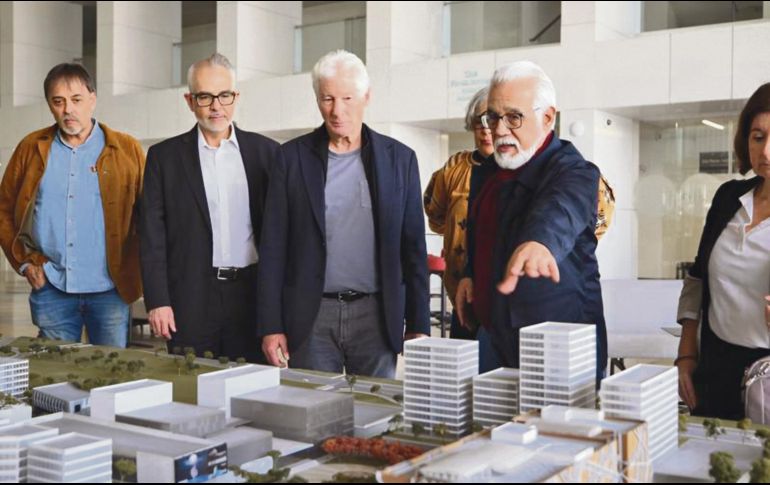 Richard Gere escucha la presentación del proyecto del Museo de Ciencias Ambientales, donde se expusieron investigaciones sobre biodiversidad. CORTESÍA
