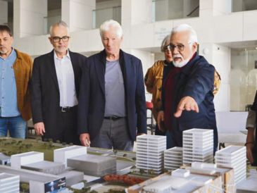 Richard Gere escucha la presentación del proyecto del Museo de Ciencias Ambientales, donde se expusieron investigaciones sobre biodiversidad. CORTESÍA