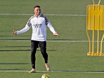 Kylian Mbappé durante el calentamiento previo al juego. EFE/S. Pérez