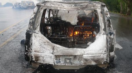 Desde el 10 de noviembre, México ha reforzado la seguridad en Michoacán, tras el asesinato de Carlos Manzo. Imagen de archivo de un auto incendiado en el estado. EFE/STR
