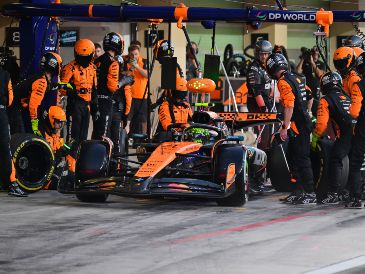 La carrera en el circuito de Yas Marina no fue un espectáculo de rebases ni de duelos rueda a rueda; fue, más bien, una batalla de nervios en la que Norris supo conducirse hasta el triunfo. EFE / A. Isakovic