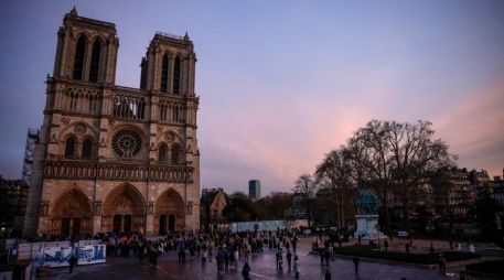 La gratuidad explica en parte el éxito de visitantes, con cifras que ponen a Notre Dame por encima del resto de grandes atractivos monumentales de París. EFE/EPA/Y. Valat