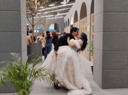 La escena sorprendió a visitantes y expositores: Pau caminando entre los stands con su vestido blanco; Pepe, sonriente, con el traje de boda. ESPECIAL/FIL Guadalajara