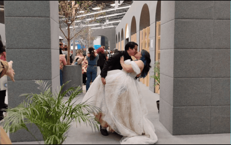 La escena sorprendió a visitantes y expositores: Pau caminando entre los stands con su vestido blanco; Pepe, sonriente, con el traje de boda. ESPECIAL/FIL Guadalajara