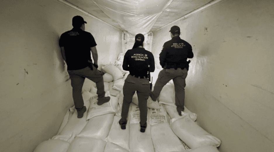 La droga decomisada era transportada en un tractocamión, dentro de costales. X / @OHarfuch