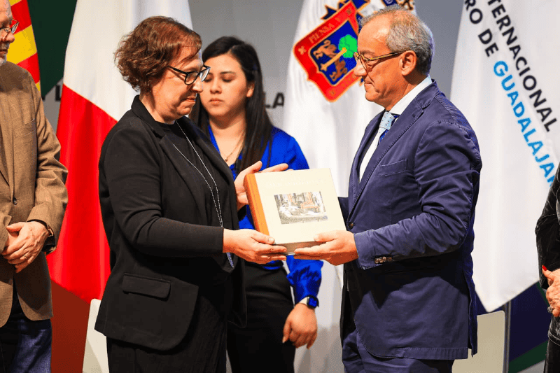 El relevo estuvo marcado por el mensaje de Filippo La Rosa, ministro plenipotenciario y encargado de la promoción cultural de Italia, quien delineó lo que su país espera ofrecer en 2026. EL INFORMADOR / J. ACOSTA 