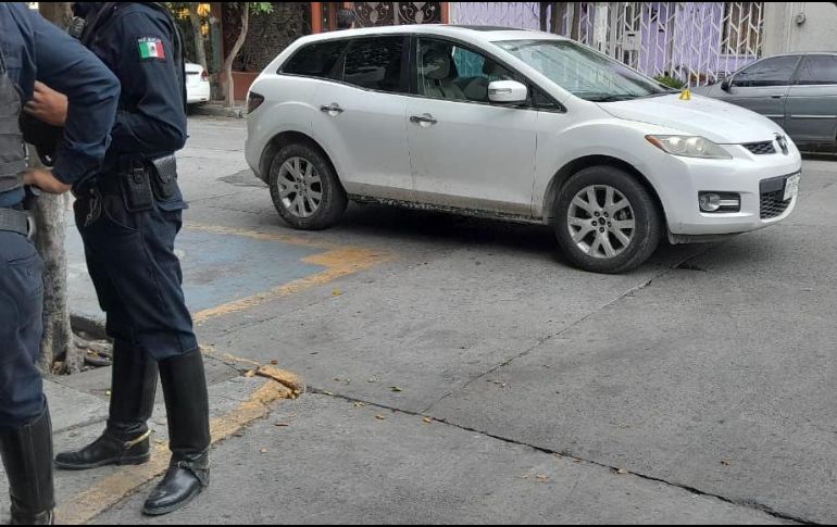 Cuatro personas llegaron en una camioneta blanca Mazda; uno de ellos bajó y disparó tres veces contra la motociclista. EL INFORMADOR / RUBÍ BOBADILLA 